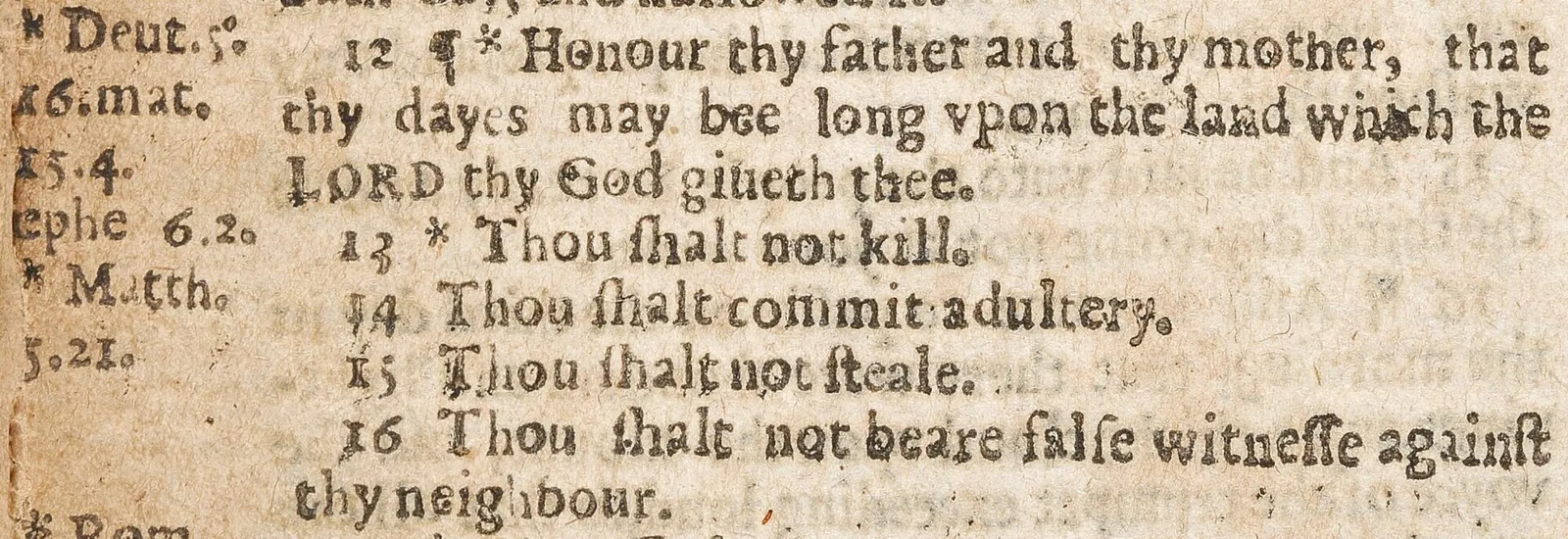 Alte gedruckte Bibelseite mit den Zehn Geboten, darunter: Thou shalt commit adultery