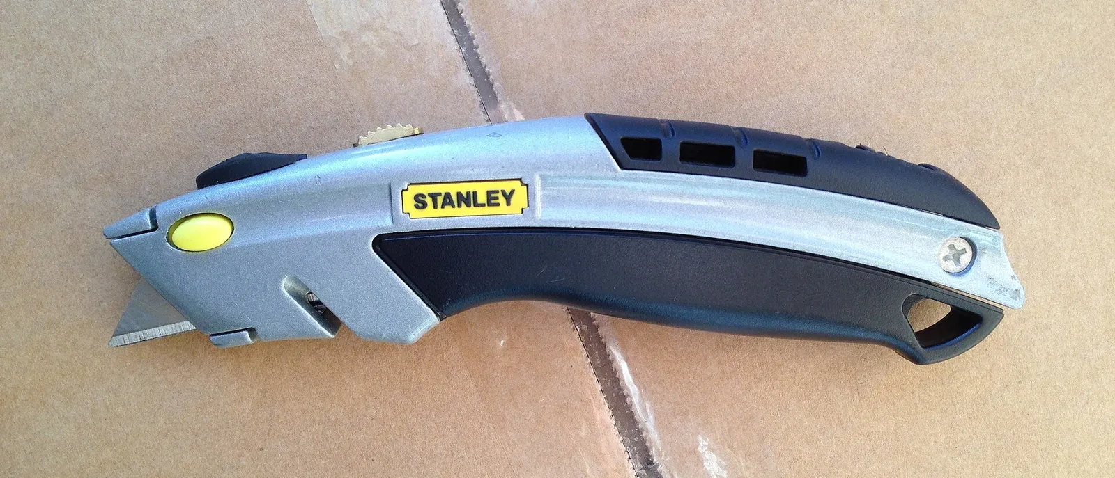 Foto: gelb-schwarzes Stanley-Cuttermesser mit ausgefahrener Klinge