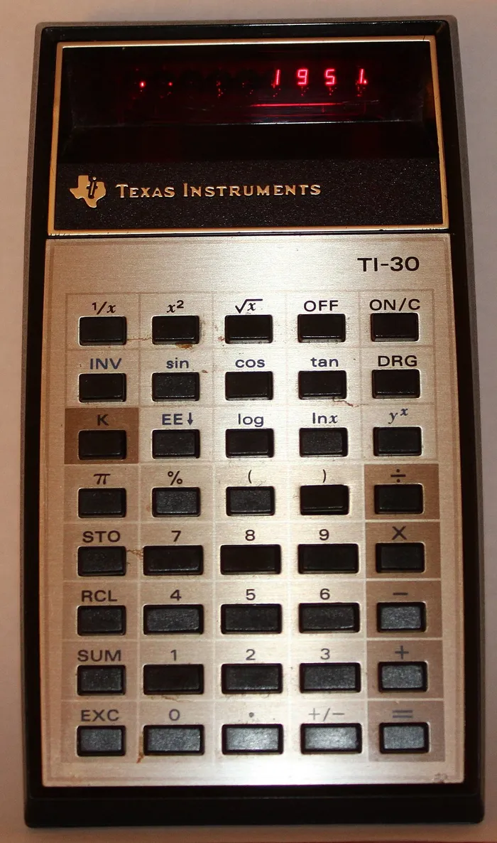 Historischer Taschenrechner TI-30 mit roter LED-Anzeige