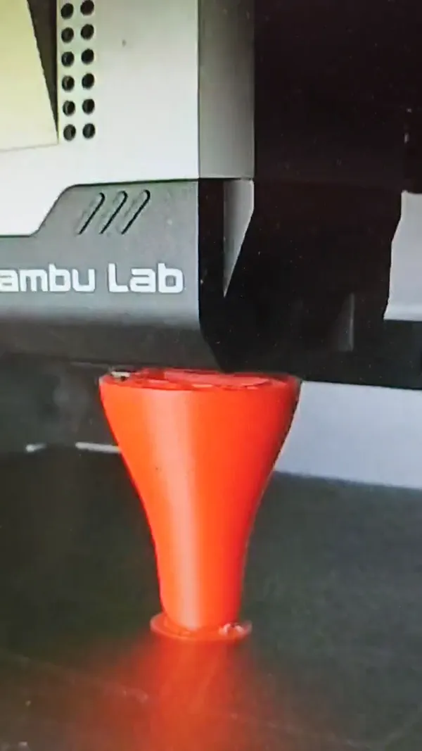 Roter Griff wird in einem 3D-Drucker gedruckt