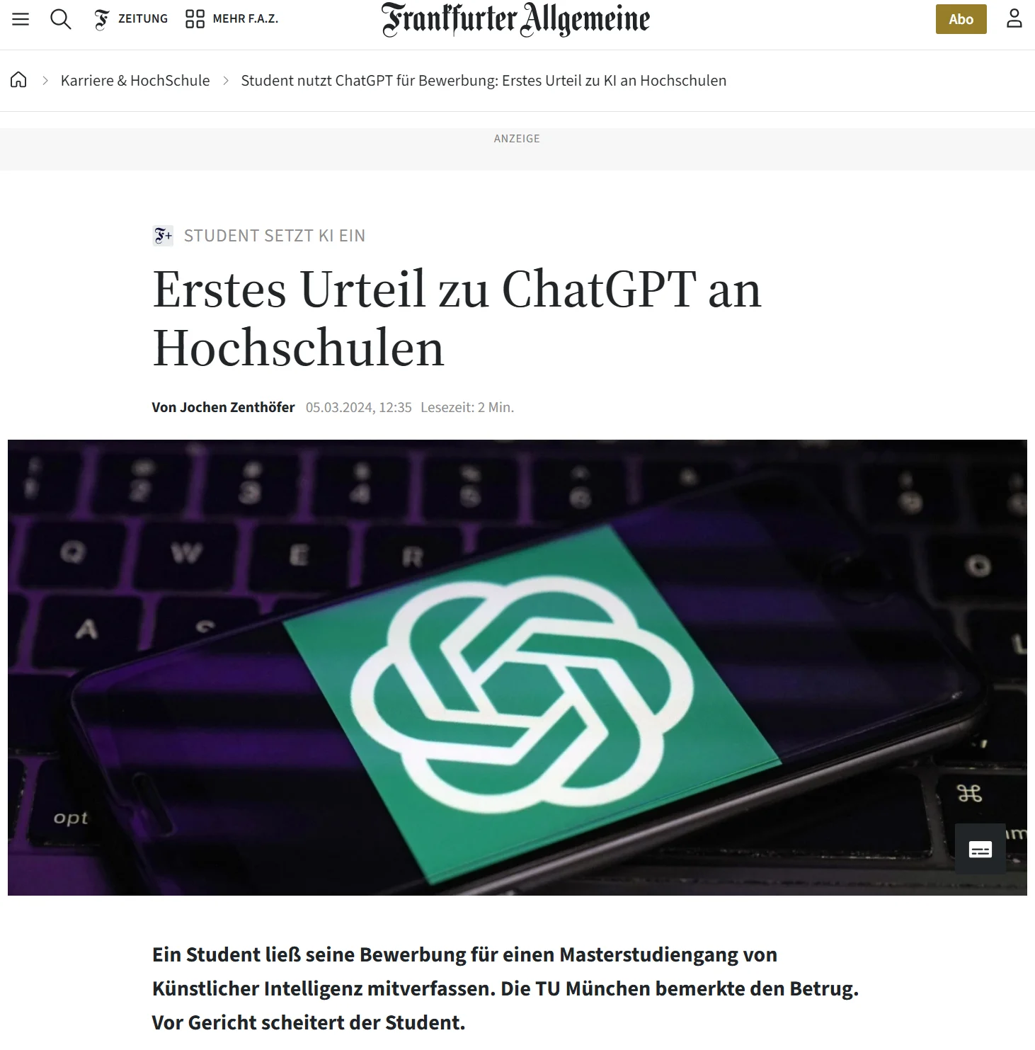 Zeitungsseite der FAZ mit Überschrift „Erstes Urteil zu ChatGPT an Hochschulen“ und ChatGPT-Logo auf einem Bildschirm